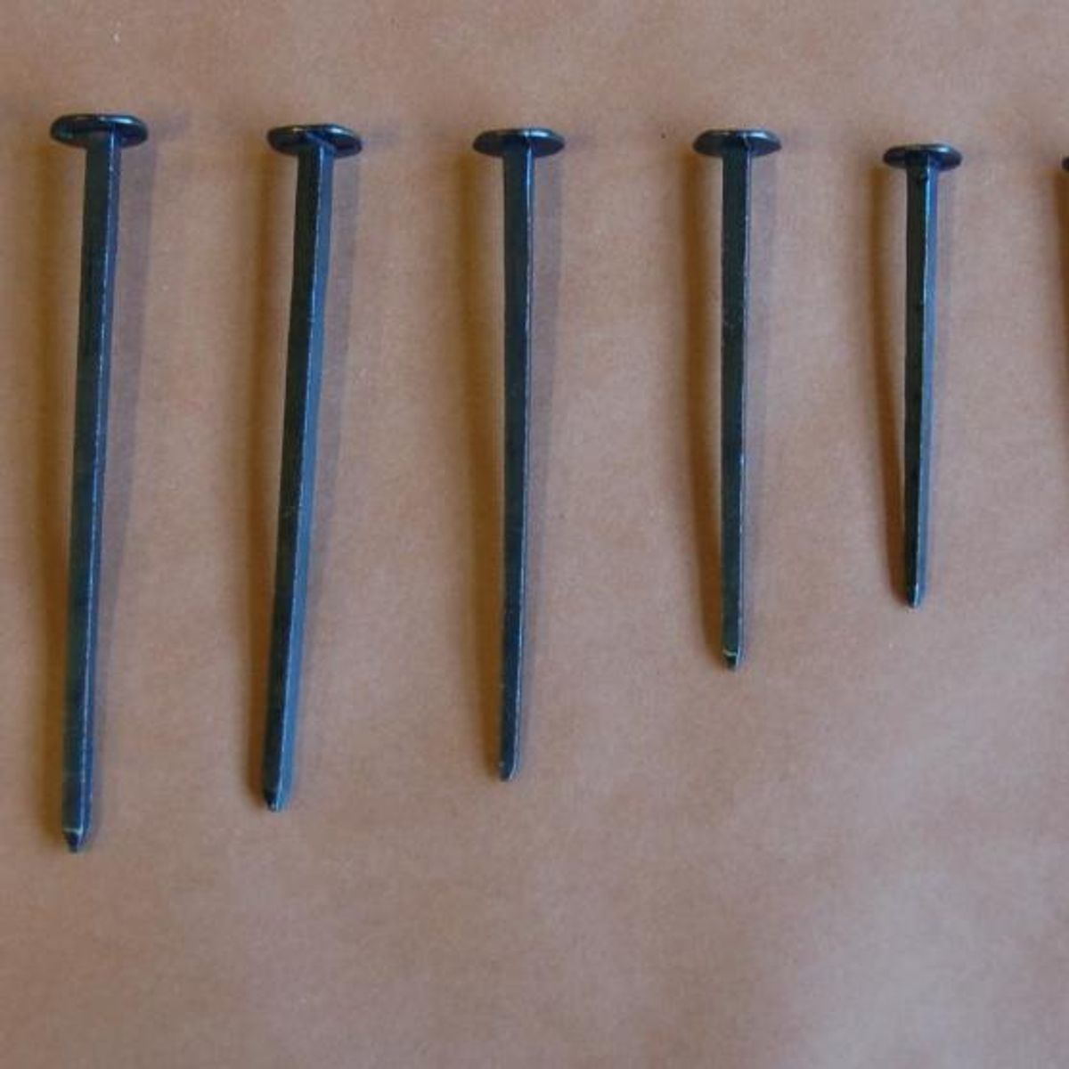 Bygningsspiker smidd blånert Høvedsmann